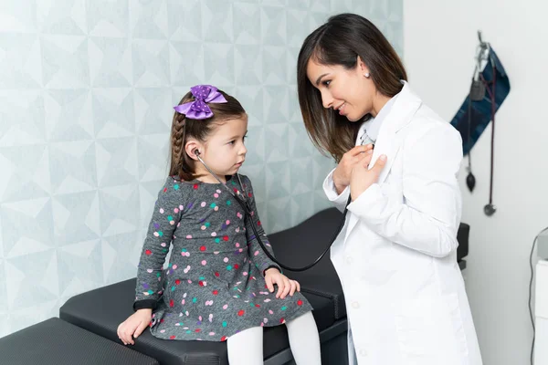 Menina Bonito Ouvir Batimentos Cardíacos Feminino Pediatra Com Estetoscópio Durante — Fotografia de Stock