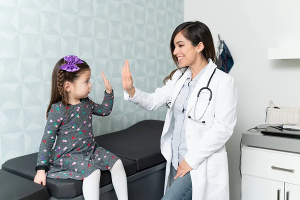 Cute Girl Przybija Piątkę Uśmiechniętym Pediatrą Jej Biurze — Zdjęcie stockowe
