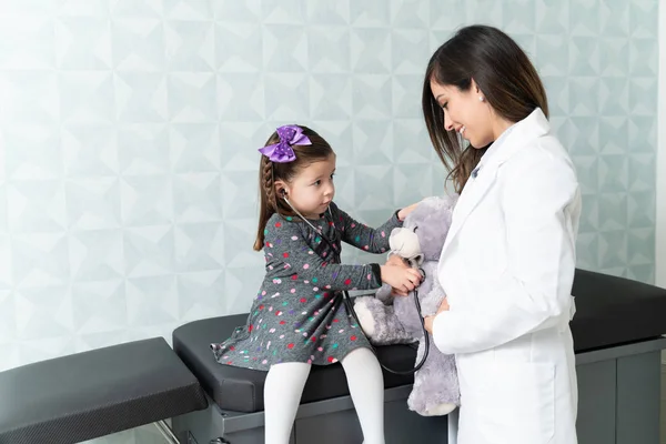Aranyos Lány Ellenőrzi Teddy Maci Sztetoszkóppal Tartják Női Gyermekorvos Klinikán — Stock Fotó