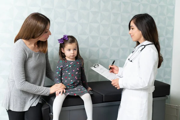 Moeder Met Leuke Dochter Bezoeken Vrouwelijke Kinderarts Voor Controle Kliniek — Stockfoto