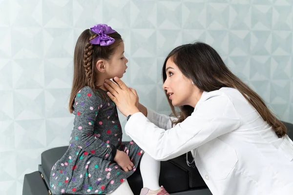 Médico Confianza Que Examina Glándula Tiroides Niña Durante Examen Médico —  Fotos de Stock