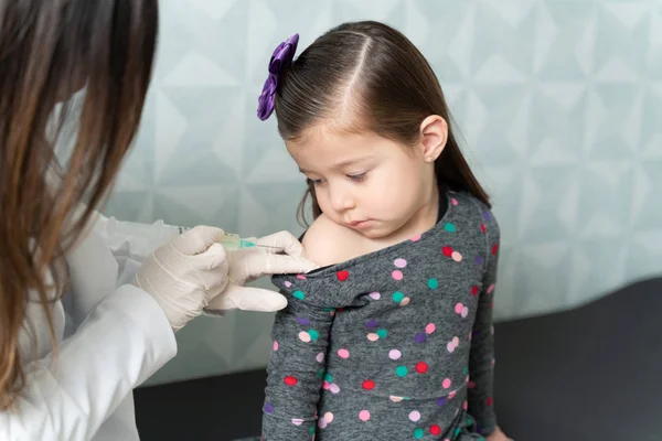 Médica Fêmea Injetando Braço Menina Branca Bonito Com Vacina Clínica — Fotografia de Stock