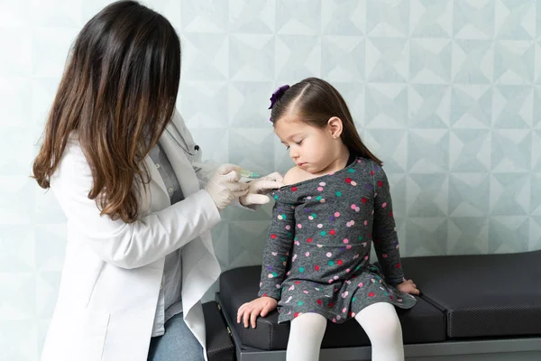 Γυναίκες Παιδίατρος Ενέσιμη Εμβόλιο Στο Βραχίονα Του Μικρού Κοριτσιού Κάθεται — Φωτογραφία Αρχείου