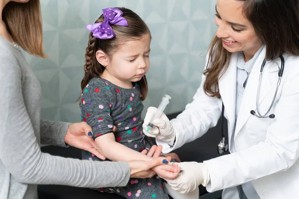 Glimlachende Vrouwelijke Kinderarts Die Wat Bloed Uit Hand Van Bang — Stockfoto