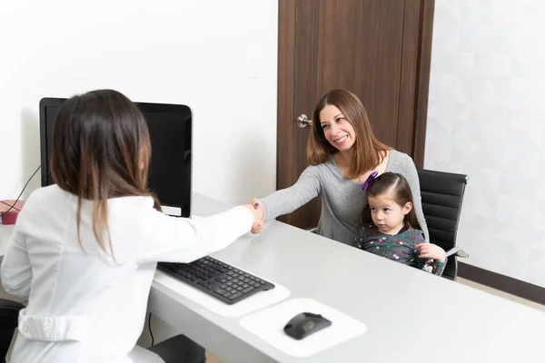 Ibu Tersenyum Dengan Putri Menyapa Dokter Anak Sambil Duduk Meja — Stok Foto