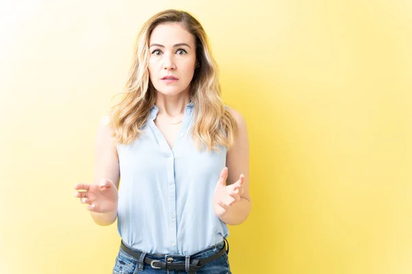 Surpreendida Bela Mulher Caucasiana Gesticulando Contra Fundo Amarelo — Fotografia de Stock