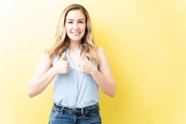 Hermosa Mujer Caucásica Forma Ocasional Mostrando Pulgares Sobre Fondo Amarillo —  Fotos de Stock