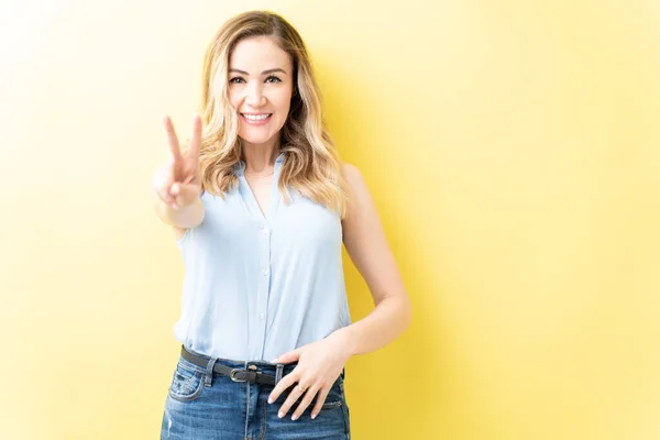 Sorrindo Mulher Caucasiana Casual Mostrando Sinal Paz Enquanto Está Contra — Fotografia de Stock