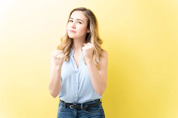 Boze Blanke Volwassen Vrouw Klaar Vechten Tegen Gele Achtergrond — Stockfoto