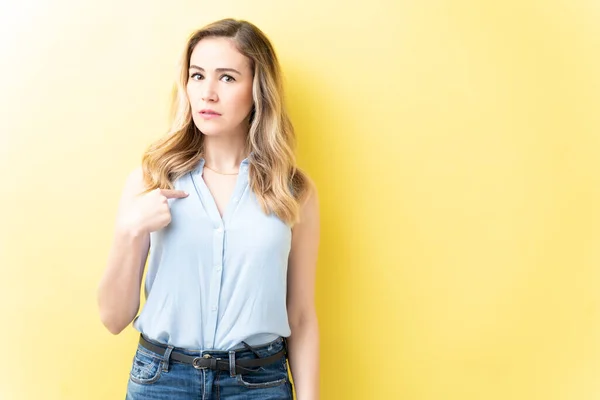 Boos Volwassen Vrouw Wijzend Naar Zichzelf Met Vinger Terwijl Tegen — Stockfoto