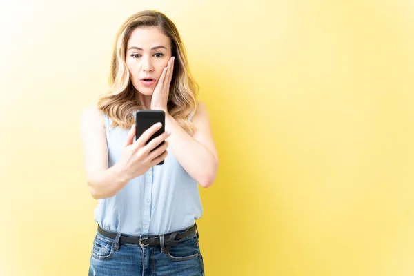 Geschokte Volwassen Vrouw Zoek Naar Mobiele Telefoon Terwijl Staan Tegen — Stockfoto