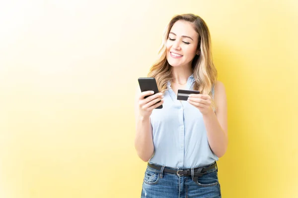 Χαμογελαστή Ενήλικη Γυναίκα Χρησιμοποιώντας Πιστωτική Κάρτα Ενώ Ψώνια Μέσω Smartphone — Φωτογραφία Αρχείου