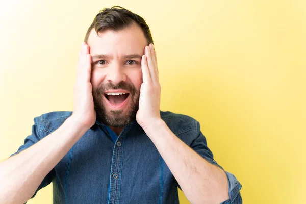 Stordito Uomo Adulto Con Testa Mano Contro Sfondo Giallo — Foto Stock