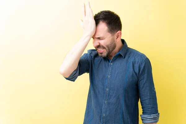 Frustrierter Kaukasier Mit Geschlossenen Augen Vor Gelbem Hintergrund — Stockfoto