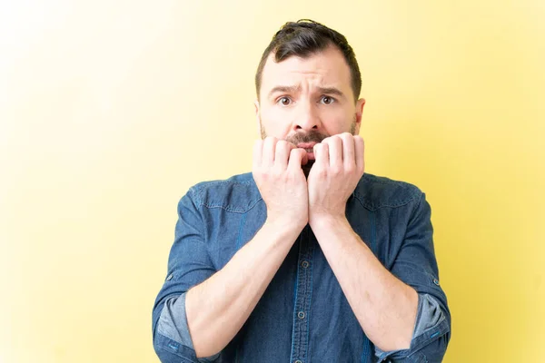 Retrato Homem Adulto Com Medo Contra Fundo Amarelo — Fotografia de Stock