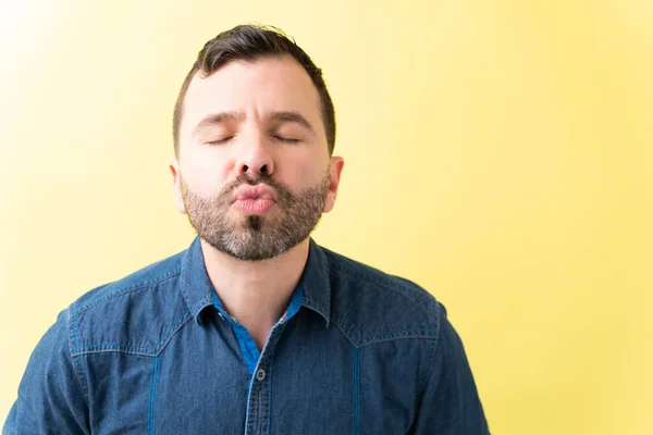 Närbild Vuxen Man Med Slutna Rynkiga Läppar Isolerad Gul Bakgrund — Stockfoto