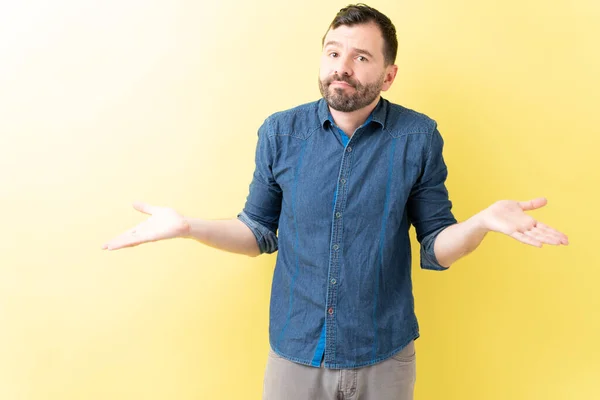 Erwachsener Mann Steht Mit Verwirrtem Und Ratlosem Gesichtsausdruck Vor Gelbem — Stockfoto