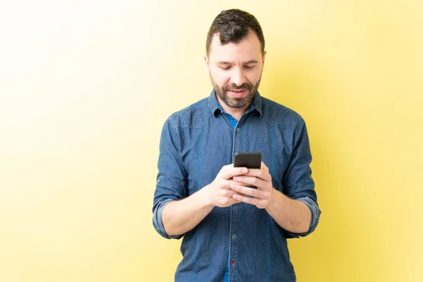 Latin Adult Man Text Messaging Smartphone Yellow Background — Stock Photo, Image