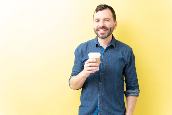 Sonriente Hombre Guapo Sosteniendo Taza Café Desechable Mientras Está Pie —  Fotos de Stock