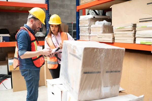 Collaboratori Magazzino Sesso Maschile Femminile Discutono Oltre Inventario Mentre Piedi — Foto Stock