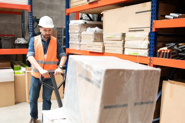 Supervisor Masculino Atraente Empurrando Caixas Papelão Carrinho Por Rack Fábrica — Fotografia de Stock