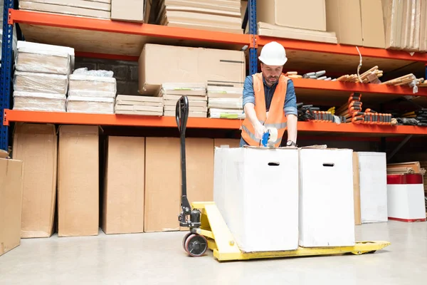 Fiducioso Lavoratore Sesso Maschile Che Tiene Nastro Una Scatola Cartone — Foto Stock