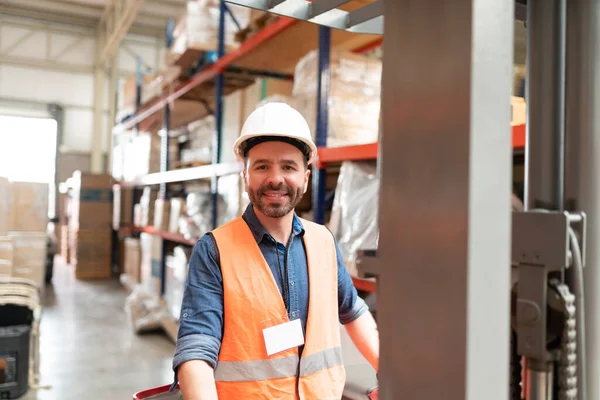 Retrato Homem Sorridente Supervisor Latino Trabalhando Com Empilhadeira Fábrica — Fotografia de Stock