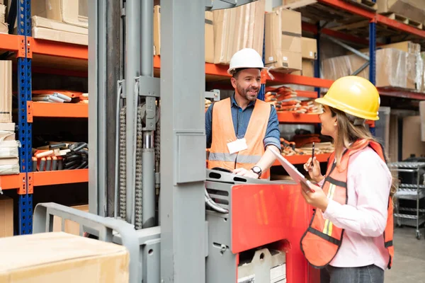 Fabrikadaki Amirle Konuşurken Forklift Kullanan Kendine Güvenen Bir Işçi — Stok fotoğraf