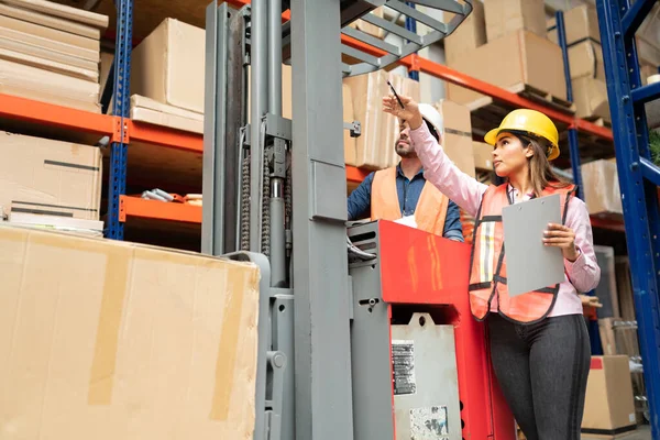 Kendine Güvenen Yöneticinin Düşük Açılı Görüntüsü Depoda Çalışan Bir Forklifti — Stok fotoğraf