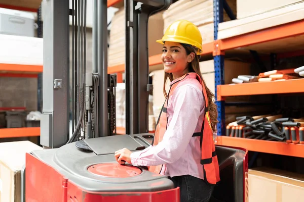 Sorrindo Lindo Feminino Supervisor Operação Empilhadeira Fazer Contato Visual Armazém — Fotografia de Stock