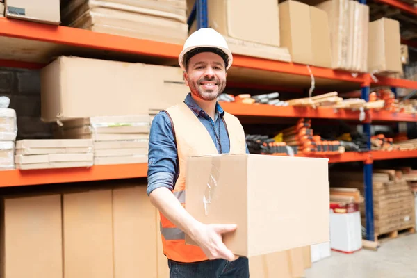 Feliz Trabajador Guapo Sosteniendo Caja Cartón Mientras Hace Contacto Visual —  Fotos de Stock