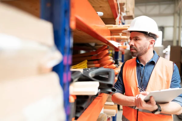 Inventario Comprobación Empleados Guapos Seguros Mientras Sostiene Portapapeles Fábrica —  Fotos de Stock