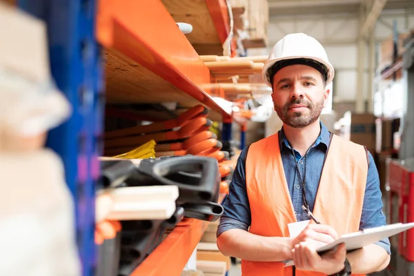 Ritratto Attraente Lavoratore Maschio Che Tiene Appunti Inventario Mentre Piedi — Foto Stock