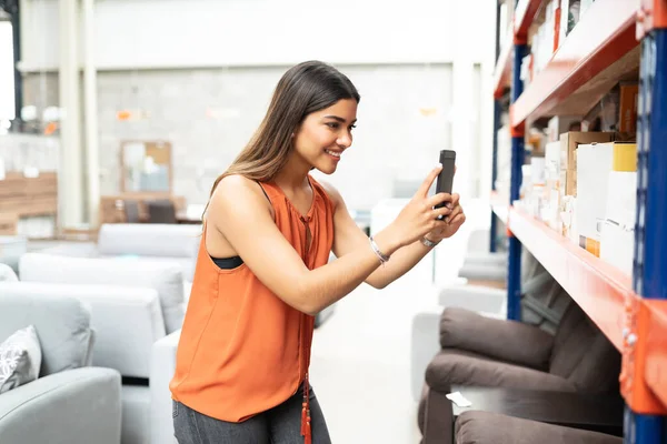 Leende Ung Latinsk Kvinna Fotografera Produkt Rutan Rack Smartphone Möbler — Stockfoto