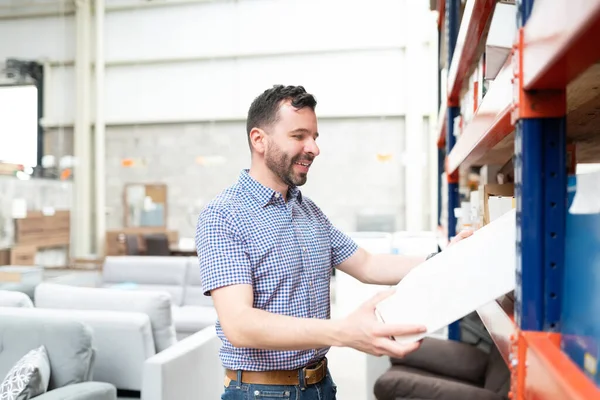 Sonriente Cliente Masculino Guapo Mirando Caja Del Producto Estante Tienda —  Fotos de Stock