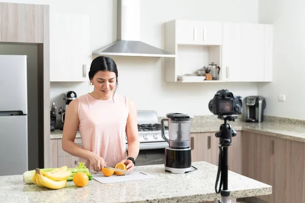 Krásná Mladá Žena Zdravotní Trenér Krájení Pomeranč Při Vlogging Kuchyni — Stock fotografie
