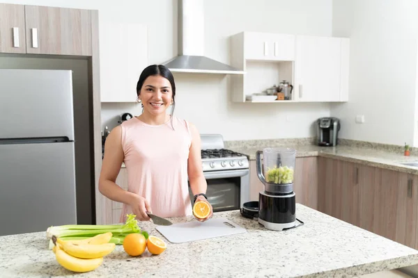 Retrato Mujer Caucásica Feliz Sosteniendo Naranja Cuchillo Mientras Está Pie — Foto de Stock