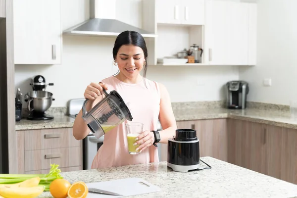 Herrlich Fitte Frau Lächelt Während Sie Hause Frischen Gesunden Saft — Stockfoto