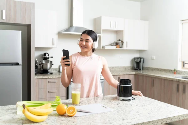 Jovem Caucasiana Feliz Ouvindo Música Através Fones Ouvido Enquanto Navega — Fotografia de Stock