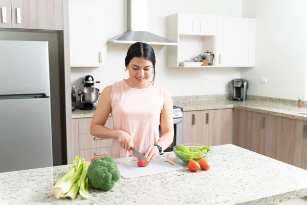 Vit Kvinna Skära Tomat Ombord Medan Förbereder Sallad Köket — Stockfoto