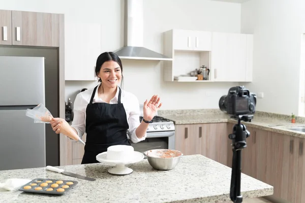 Happy Caucasian Video Blogger Preparando Pastel Mientras Posa Delante Cámara —  Fotos de Stock