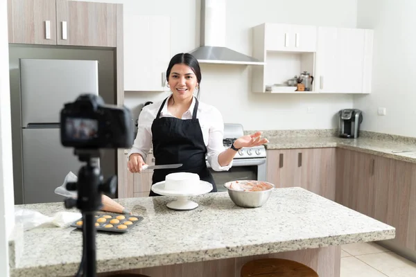 Beautiful Female Influencer Vlogging Making Cake Kitchen Home — Stock Photo, Image