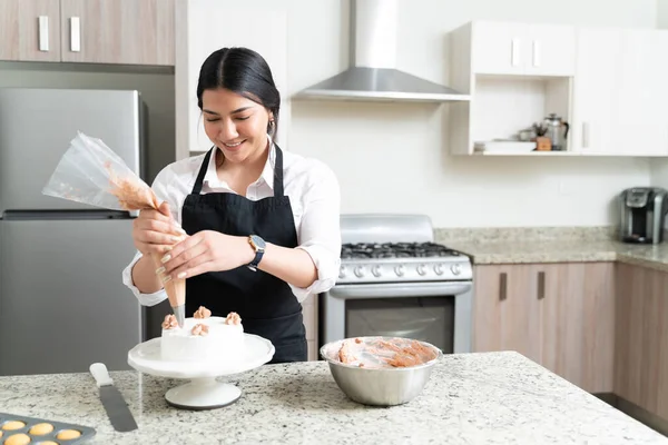 Attrayant Jeune Boulanger Décoration Gâteau Avec Sac Pâtisserie Dans Cuisine — Photo