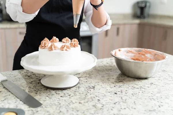 Kadın Pasta Şefinin Orta Bölümü Evde Mutfak Tezgahında Pasta Süslüyor — Stok fotoğraf