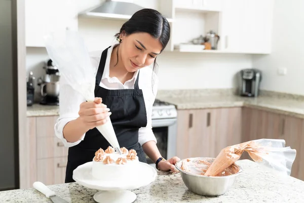 Underbar Ung Bagare Dekorera Tårta Med Bakverk Väska Disken Köket — Stockfoto