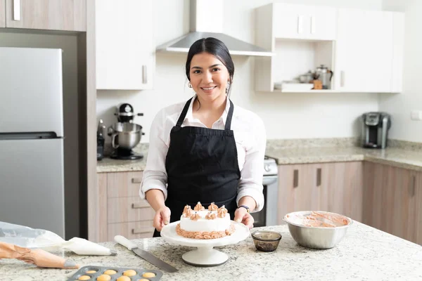 Mutfakta Göz Teması Kurarken Pastasının Yanında Duran Güzel Kadın Pasta — Stok fotoğraf