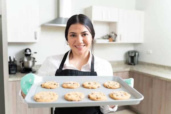 Retrato Mujer Atractiva Pastelera Sosteniendo Galletas Bandeja Mientras Está Pie — Foto de Stock