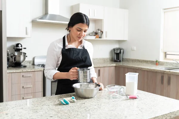 Chef Pastelaria Dedicado Feminino Segurando Recipiente Enquanto Prepara Sobremesa Cozinha — Fotografia de Stock