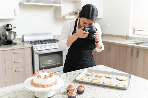 Genç Bayan Yemek Fotoğrafçısı Taze Kurabiyelerin Resimlerini Kek Tepsisiyle Çekiyor — Stok fotoğraf