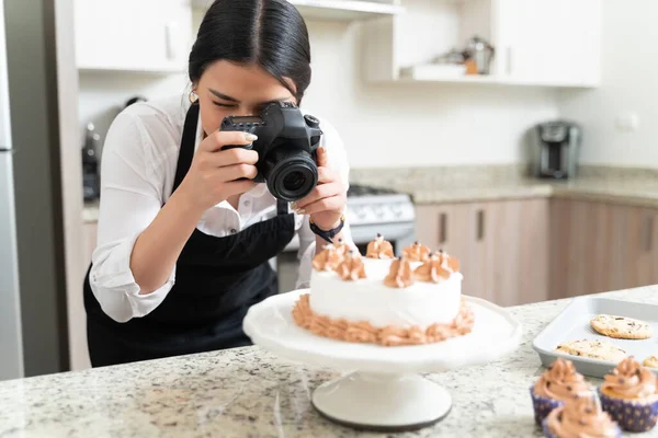 Joven Blogger Fotografiando Pastel Fresco Pastelería Cocina Casa — Foto de Stock